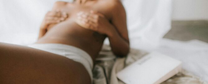 Mujer sonriente y relajada disfrutando de bienestar íntimo con confianza.